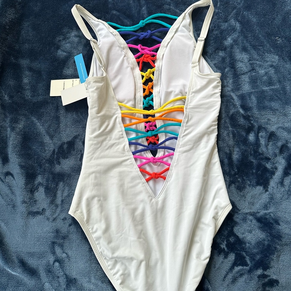 White Bleu Rod Beattie one piece with color tie accents - Picture 5 of 11